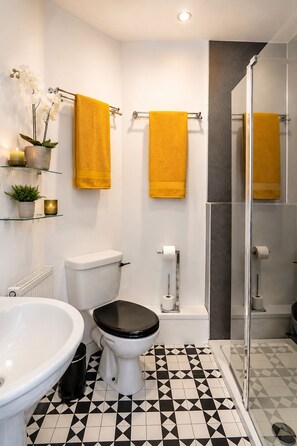 Shower, towels - Olive Tree Cottage | Spacious Family & Dog-Friendly Escape Near Widemouth Bay (Widemouth Bay)