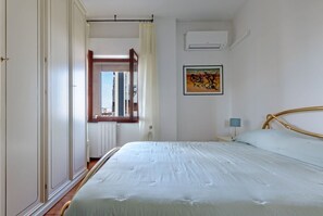 Iron/ironing board - GuestHost - La Pavoncella Terrace Apartment (Cagliari)