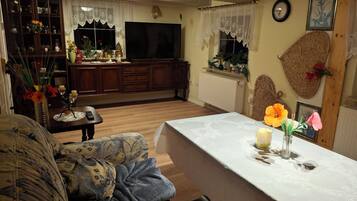 TV, lettore DVD, libri, impianto stereo