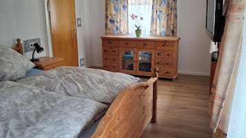 2 bedrooms, iron/ironing board, bed sheets, wheelchair access