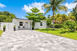 Exterior - Central Fort Lauderdale 2BR + Office Retreat with Heated Pool, Spa & Huge Private Backyard (Fort Lauderdale)