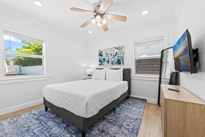 Room - Central Fort Lauderdale 2BR + Office Retreat with Heated Pool, Spa & Huge Private Backyard (Fort Lauderdale)