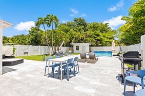 Outdoor dining - Central Fort Lauderdale 2BR + Office Retreat with Heated Pool, Spa & Huge Private Backyard (Fort Lauderdale)