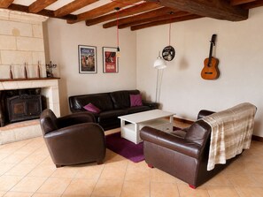 Living area - Vrbo Property (Allonnes)