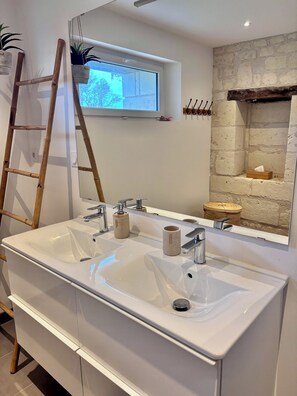 Shower, hair dryer, towels, soap - Vrbo Property (Allonnes)