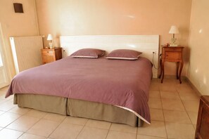 Bed sheets - Vrbo Property (Allonnes)