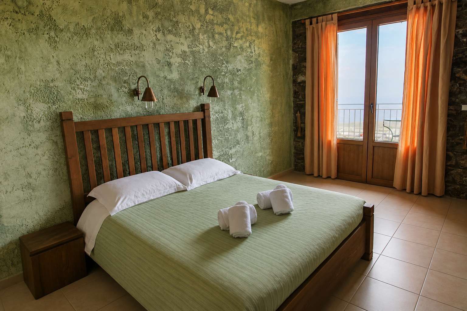 Iron/ironing board, travel crib, WiFi, bed sheets