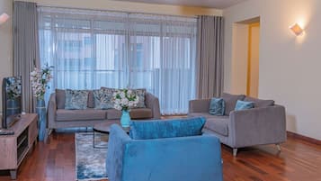 Deluxe-Apartment | Wohnbereich | 42-Zoll-Flachbildfernseher mit Digitalempfang