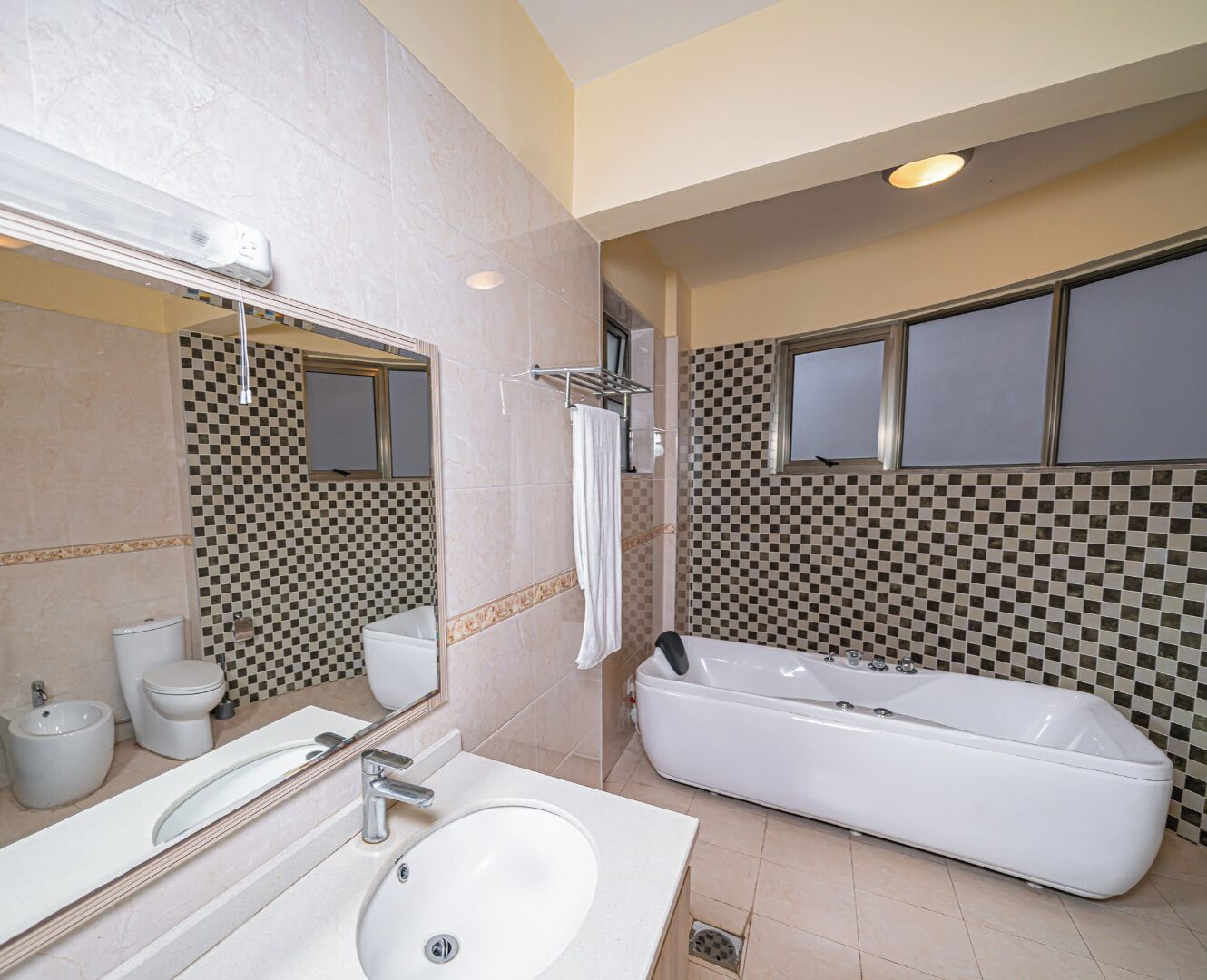 Apartamento luxo | Banheiro | Produtos de toalete grátis, toalhas de banho, sabonete, papel higiênico