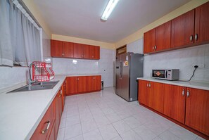 Deluxe Apartment | Private kitchen - Valley Arcade by TSG (Nairobi)