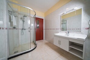 Deluxe Apartment | Bathroom | Free toiletries, towels, soap, toilet paper - Valley Arcade by TSG (Nairobi)