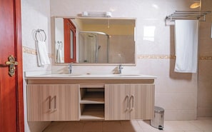 Deluxe Apartment | Bathroom | Free toiletries, towels, soap, toilet paper - Valley Arcade by TSG (Nairobi)