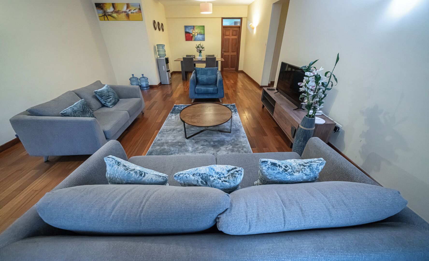 Deluxe Apartment | Ruang tamu | 42 inci televisyen skrin rata dengan digital 