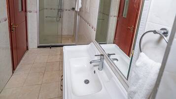 Deluxe Apartment | Bathroom | Free toiletries, towels, soap, toilet paper
