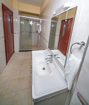 Deluxe Apartment | Bathroom | Free toiletries, towels, soap, toilet paper - Valley Arcade by TSG (Nairobi)