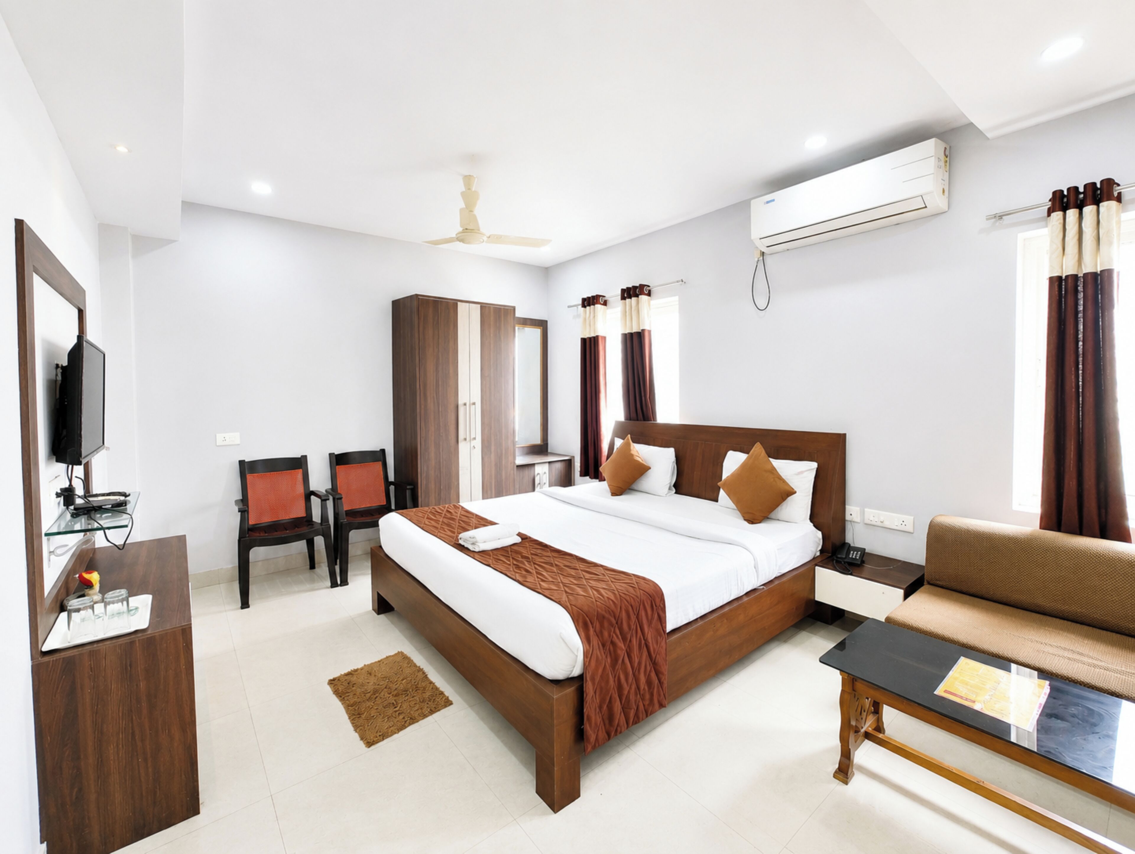 Hypo-allergenic bedding, desk, soundproofing, free WiFi