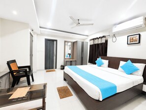 Hypo-allergenic bedding, desk, soundproofing, free WiFi - Hotel Shivangi Inn Puri (Puri)