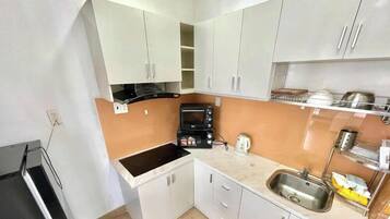 Deluxe Apartment, Balcony, City View | Private kitchen