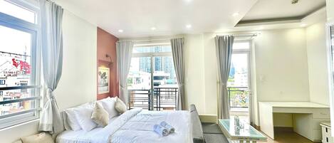 Căn hộ Deluxe, ban công, quang cảnh thành phố | Minibar, bàn, bàn ủi/dụng cụ ủi quần áo
