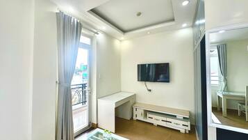 Departamento Deluxe, balcón, vista a la ciudad | Escritorio, tabla de planchar con plancha y wifi gratis