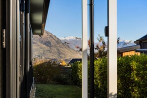 Blick aus einem Fenster mit einem Berg im Hintergrund.