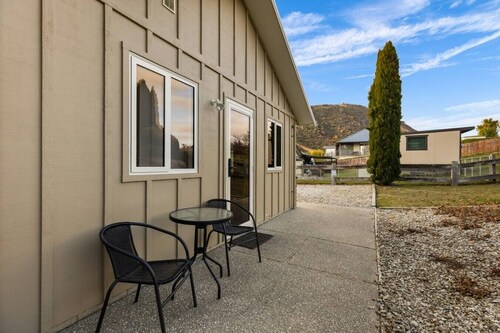 Studio Getaway | Walk to Mt Iron & Wanaka Town