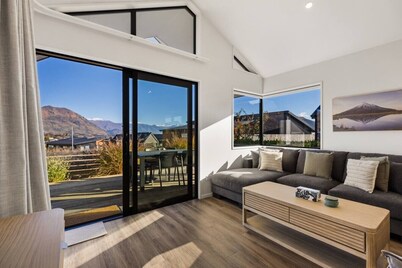 Fire, Light & Mountains - Your Wanaka Home Base