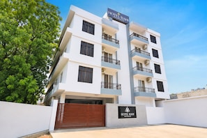 A multi-story hotel with a sign reading 'Hotel Rahi.' - Hotel Rahi Residency (Varanasi)