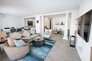Living area - Vrbo Property (Alcabideche)