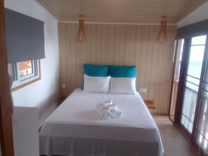 Una habitación de hotel con cama, ventana y vistas.