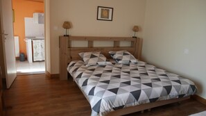 Iron/ironing board - Spacious Holiday Home Laplanque – Marais Poitevin in Vendée! (Vix)