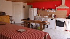 Fridge, microwave, oven, stovetop - Spacious Holiday Home Laplanque – Marais Poitevin in Vendée! (Vix)