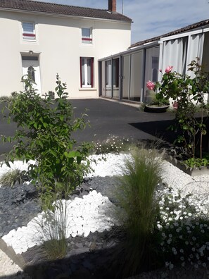 Exterior detail - Spacious Holiday Home Laplanque – Marais Poitevin in Vendée! (Vix)