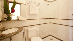 Chuveiro, banheira de hidromassagem, secador de cabelo, toalhas de banho