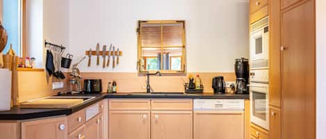 Coffee/tea maker, fridge, oven, stovetop