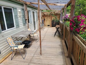 Outdoor dining - Dartmoor Reach Alpaca Farm Stay Sleeps 8 (Dartmoor)