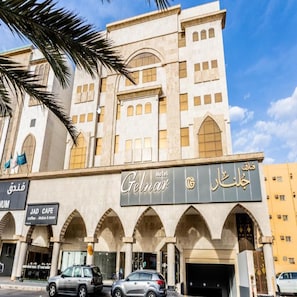 Un hôtel doté d’une enseigne bien visible, d’entrées en arc de cercle et d’une façade moderne.