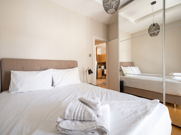 2 slaapkamers, een strijkplank/strijkijzer, internet, beddengoed