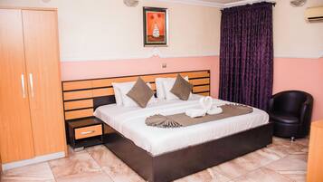 Signature Room | Desk, laptop workspace, free WiFi