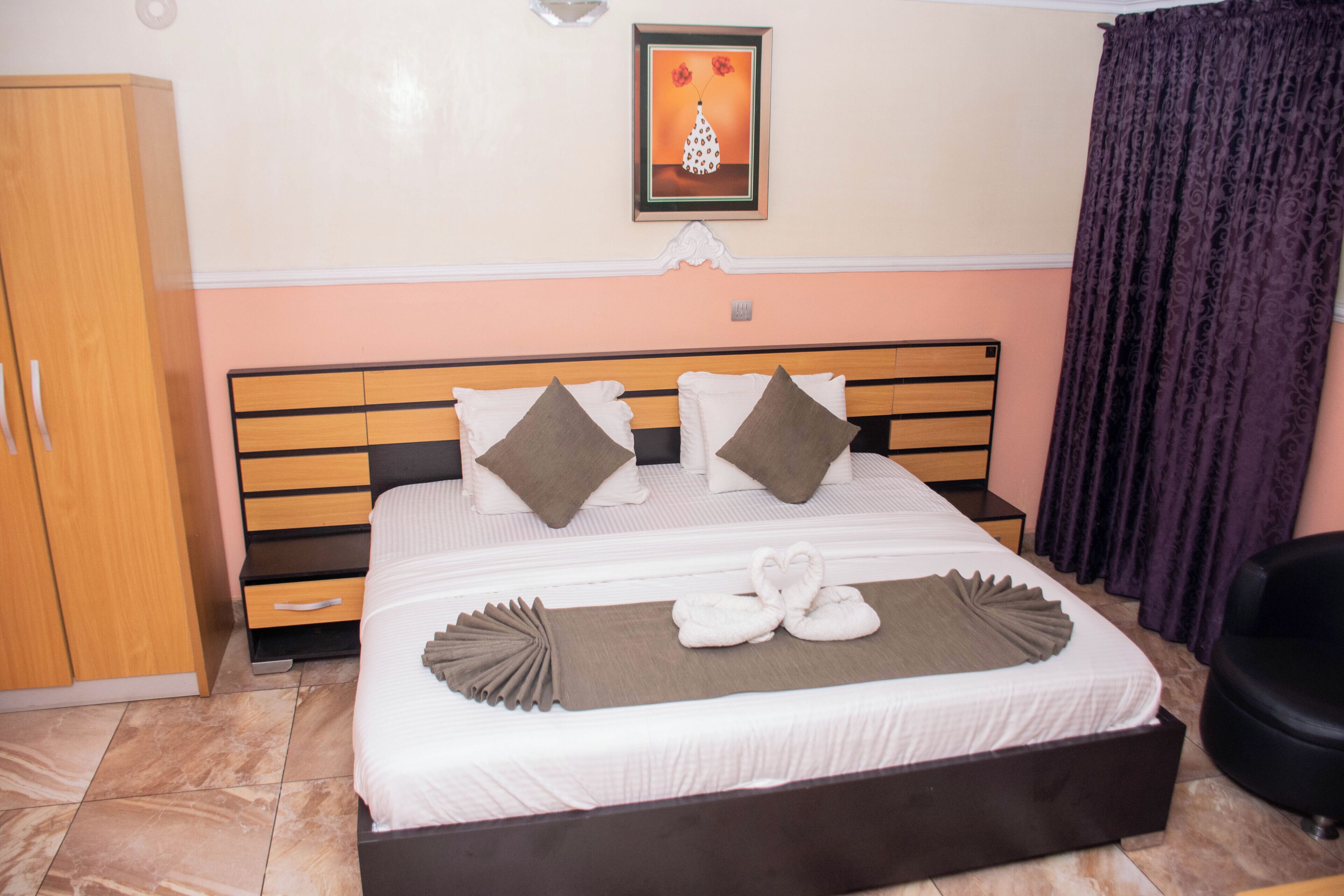 Signature Room | Desk, laptop workspace, free WiFi