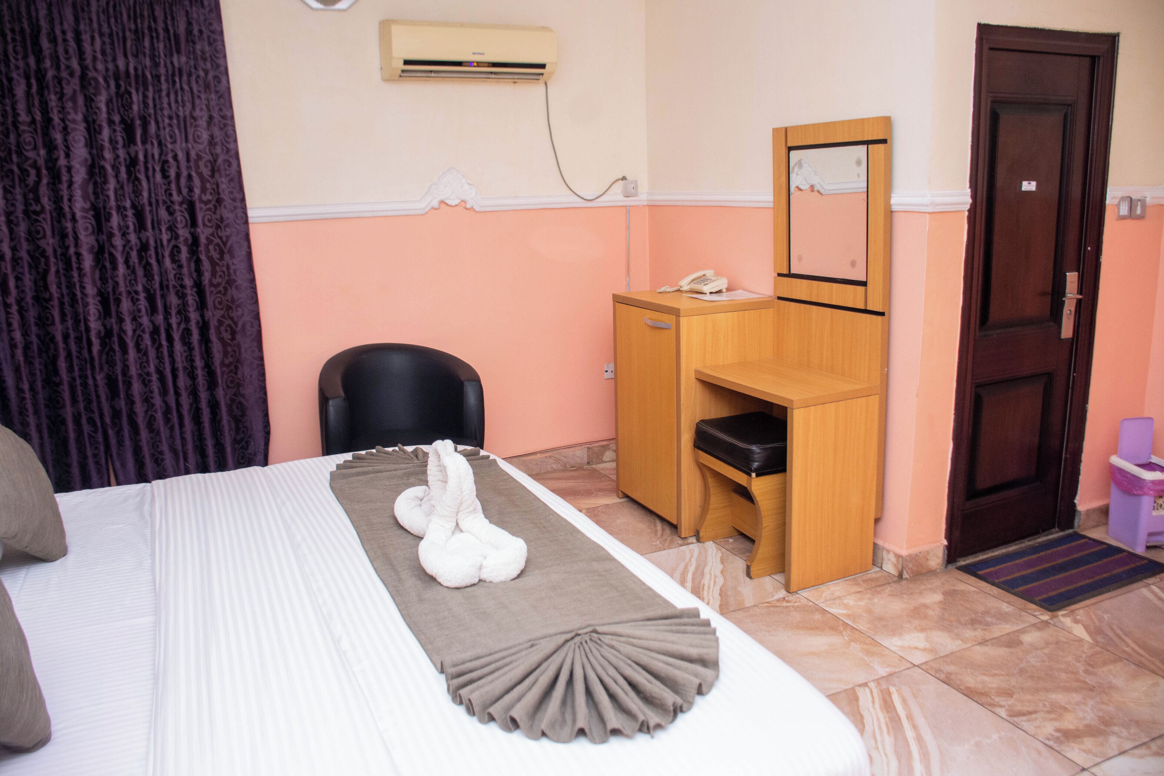 Signature Room | Desk, laptop workspace, free WiFi