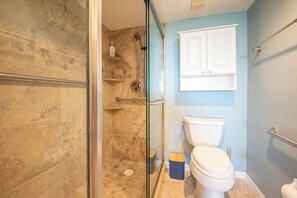 Bathroom - 2B/2B HARBOUR POINTE CONDO 715S ON THE BAY, WATCH THE BOATS GO BY, FISHING DOCK, WALK TO BEACH! (Fort Myers Beach)