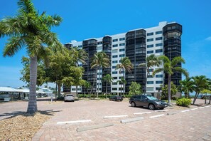 Exterior - 2B/2B HARBOUR POINTE CONDO 715S ON THE BAY, WATCH THE BOATS GO BY, FISHING DOCK, WALK TO BEACH! (Fort Myers Beach)