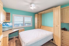 Room - 2B/2B HARBOUR POINTE CONDO 715S ON THE BAY, WATCH THE BOATS GO BY, FISHING DOCK, WALK TO BEACH! (Fort Myers Beach)