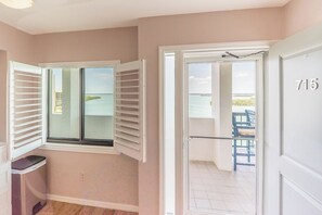Ein Zimmer mit Meerblick, ein Balkon mit Stühlen und eine Tür mit der Nummer 715.