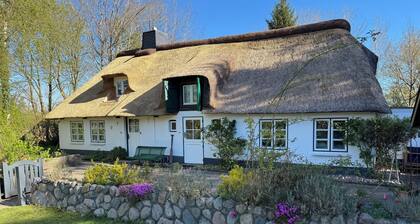 Gemütliche Reetkate aus dem 19. Jhd. in ruhiger Ortsrandlage zwischen den Meeren