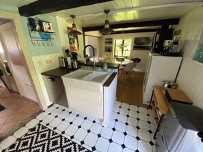 Private kitchen - Cozy thatched cottage from the 19th century in a quiet location on the outskirts between the seas (Seeth)