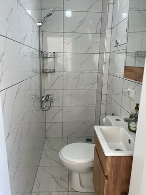 Haartrockner, Handtücher, Seife, Toilettenpapier