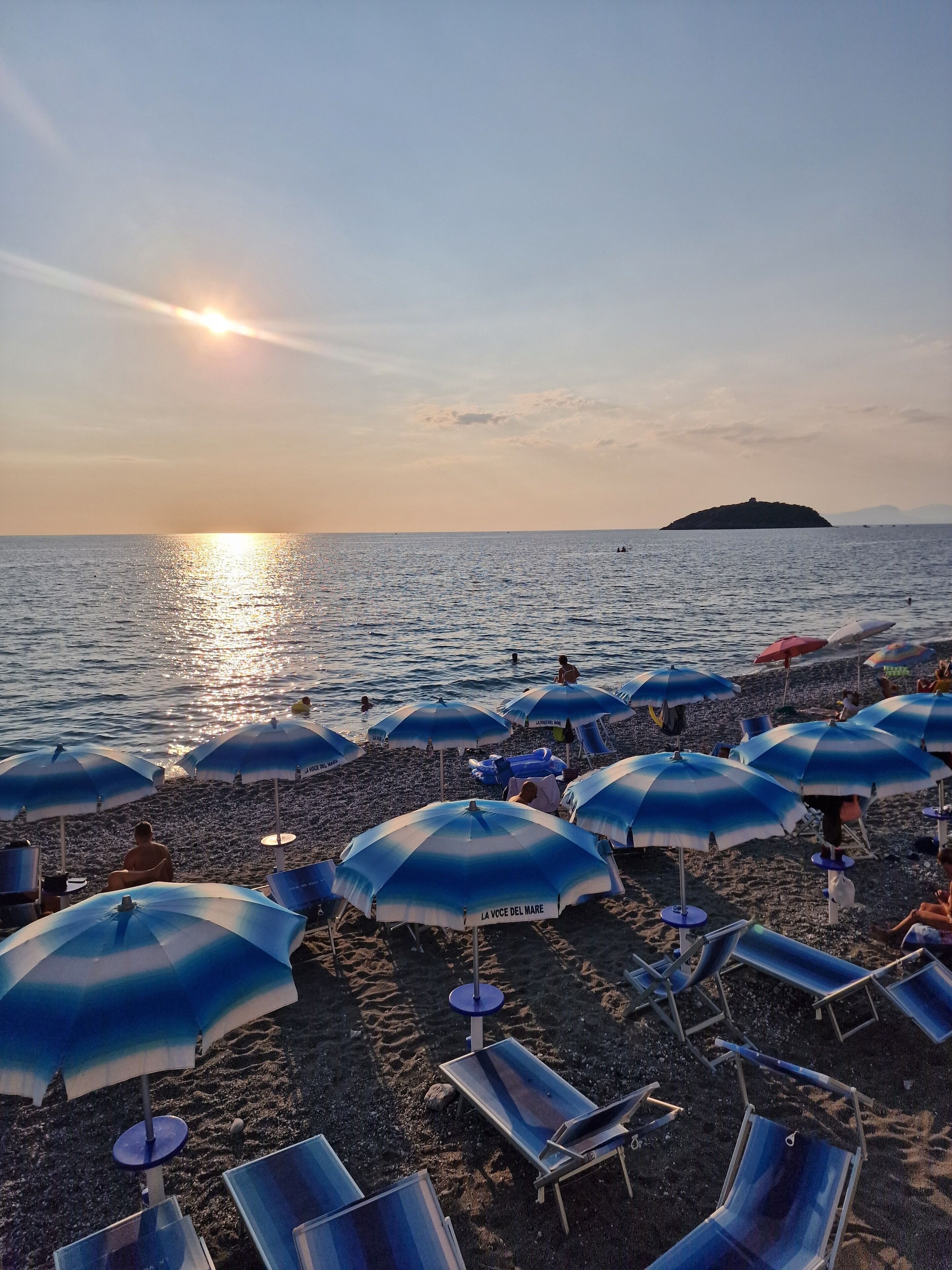 Una spiaggia nelle vicinanze