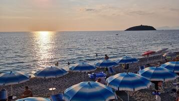 Una spiaggia nelle vicinanze